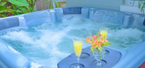 Group fun! w Large Hot Tub near St Pete & Beaches